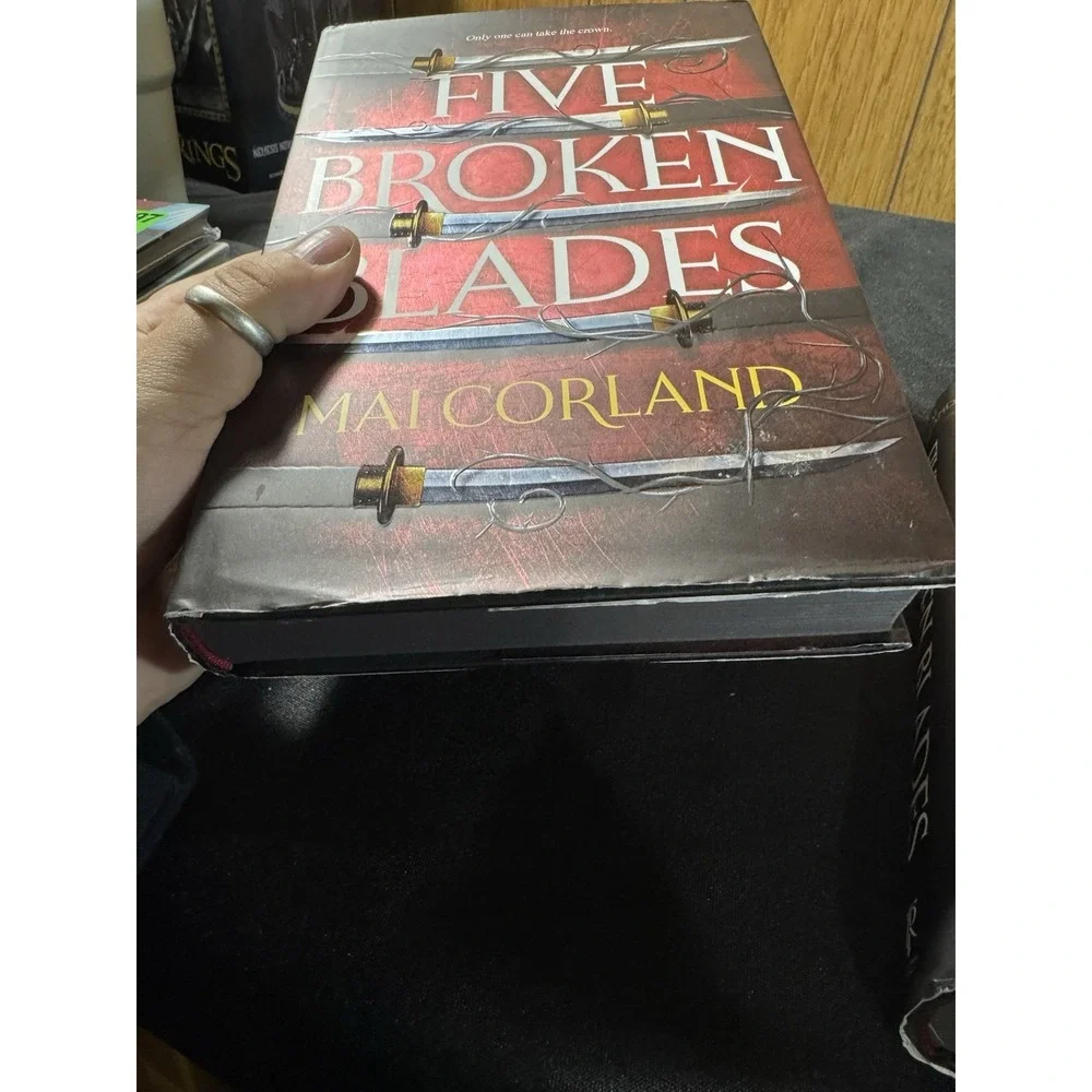 Five‎ Broken Blades (Deluxe Limited Edition) (The Broken Blades, 1)